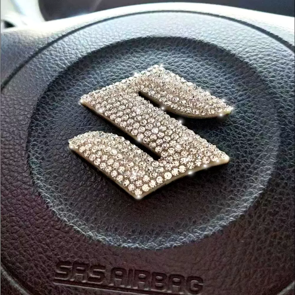 Naklejka dekoracyjna z logo samochodu na kierownicę i diamentami
