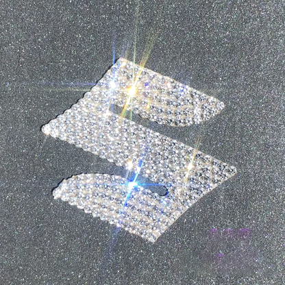 Naklejka dekoracyjna z logo samochodu na kierownicę i diamentami